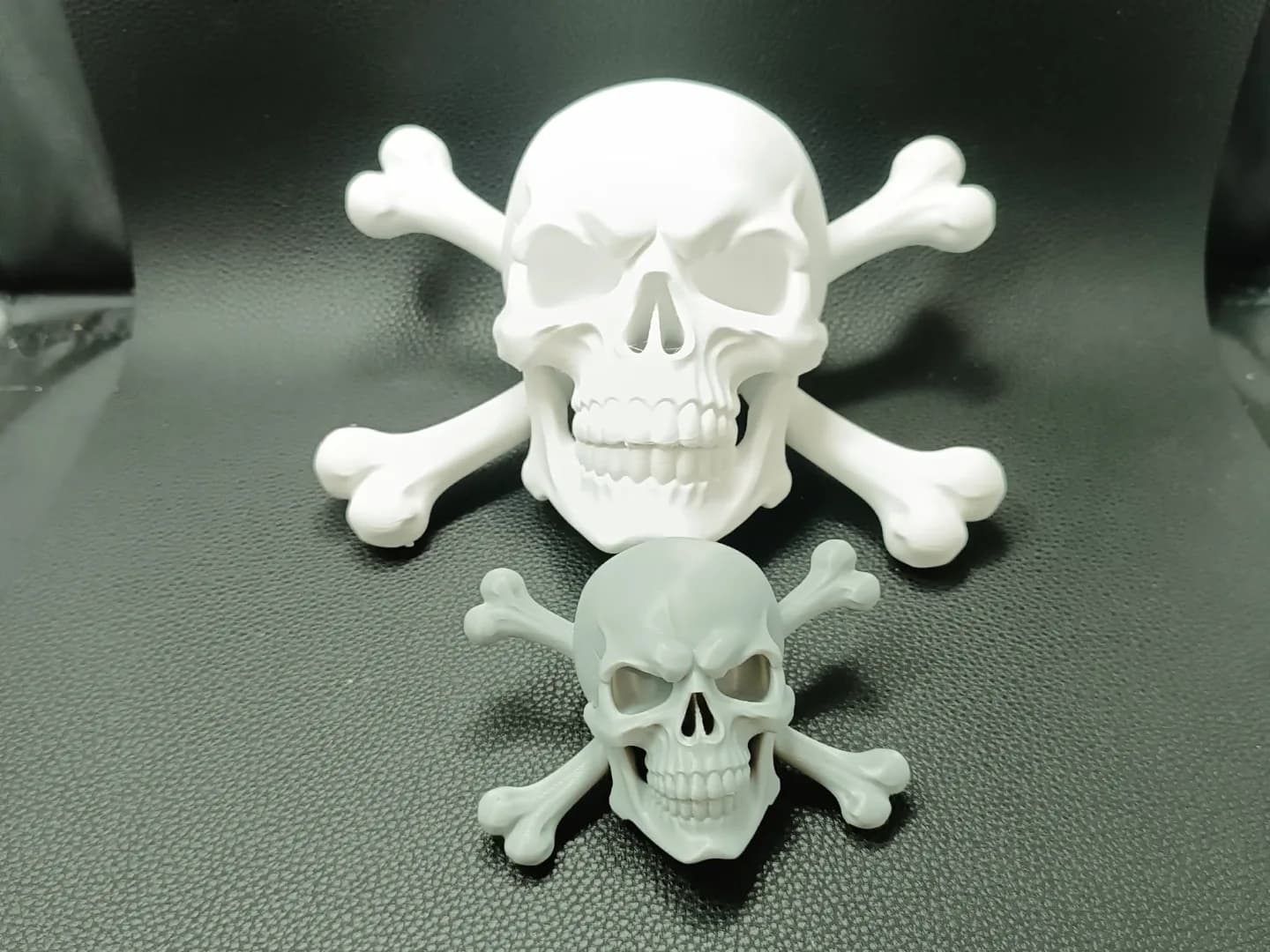 Caveira Pirata com Ossos Cruzados Impressão 3D